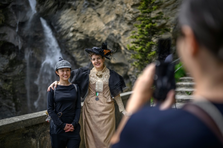 Kitty (g) fan chinoise de Sherlock Holmes, pose au côté d'une membre de la Sherlock Holmes Society de Londres, aux chutes de Reichenbach, en Suisse, le 3 mai 2026