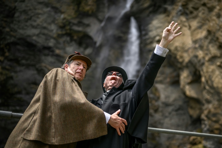 Peter Horrocks (d), vêtu en professeur Moriarty, et Philip Porter, incarnant Sherlock Holmes, aux chutes de Reichenbach, en Suisse, le 3 mai 2026