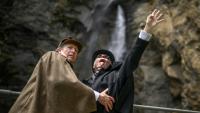 Peter Horrocks (d), vêtu en professeur Moriarty, et Philip Porter, incarnant Sherlock Holmes, aux chutes de Reichenbach, en Suisse, le 3 mai 2026