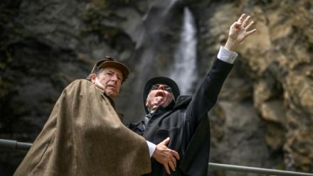 Peter Horrocks (d), vêtu en professeur Moriarty, et Philip Porter, incarnant Sherlock Holmes, aux chutes de Reichenbach, en Suisse, le 3 mai 2026
