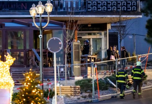 Des sauveteurs sont à l'oeuvre le 1er janvier 2026 à Crans-Montana, en Suisse, à l'entrée du bar "Le Constellation", ravagé par un incendie meurtrier durant la nuit du nouvel an