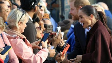 Le prince Harry et son épouse Meghan, duc et duchesse de Sussex, lors d’une visite au 'Himmah Hub", un groupe d’action communautaire luttant contre la précarité alimentaire, le 15 octobre 2026 à Nottingham, dans le centre de l’Angleterre
