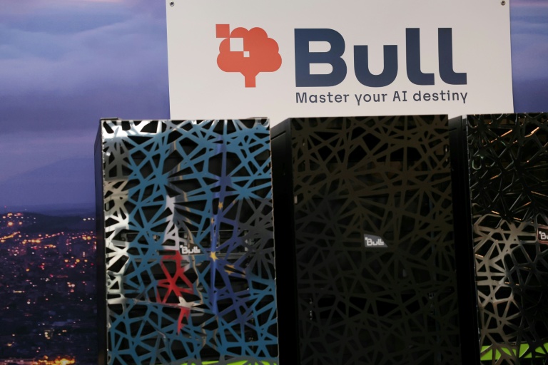 Logo de Bull au-dessus des armoires de supercalculateurs sur le site de la société informatique aux Clayes-sous-Bois, le 3 avril 2026 dans les Yvelines