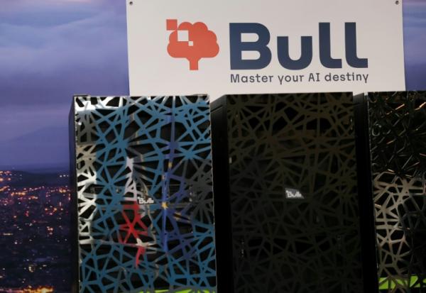 Logo de Bull au-dessus des armoires de supercalculateurs sur le site de la société informatique aux Clayes-sous-Bois, le 3 avril 2026 dans les Yvelines