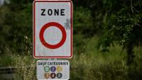 Un panneau annonçant une zone à faible émission (ZFE) à Mérignac en Gironde, le 21 mai 2025