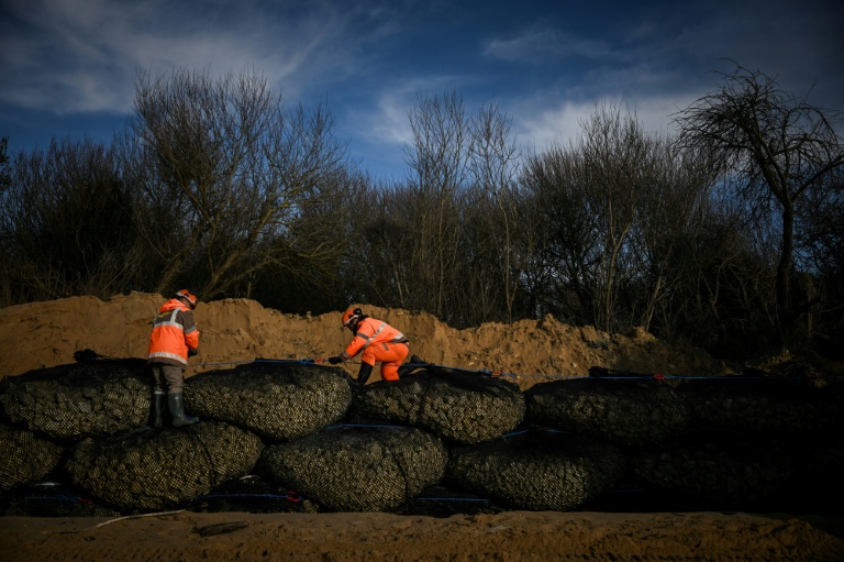 Des ouvriers entreprennent des travaux de consolidation sur l'île d'Oléron pour protéger des bassins d'infiltration face à l'érosion côtière, le 28 janvier 2026 à Le-Grand-Village-Plage, en Charente-Maritime