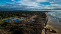 Vue aérienne de la lagune de Trillou, sur l'île d'Oléron, où des travaux sont en cours pour protéger les bassins d'infiltration face à l'érosion côtière, le 28 janvier 2026 à Le-Grand-Village-Plage, en Charente-Maritime