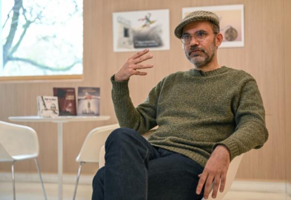 Le dessinateur iranien exilé Mana Neyestani lors d'un entretien avec l'AFP à Paris le 2 avril 2026