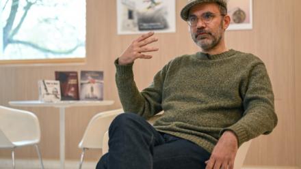 Le dessinateur iranien exilé Mana Neyestani lors d'un entretien avec l'AFP à Paris le 2 avril 2026