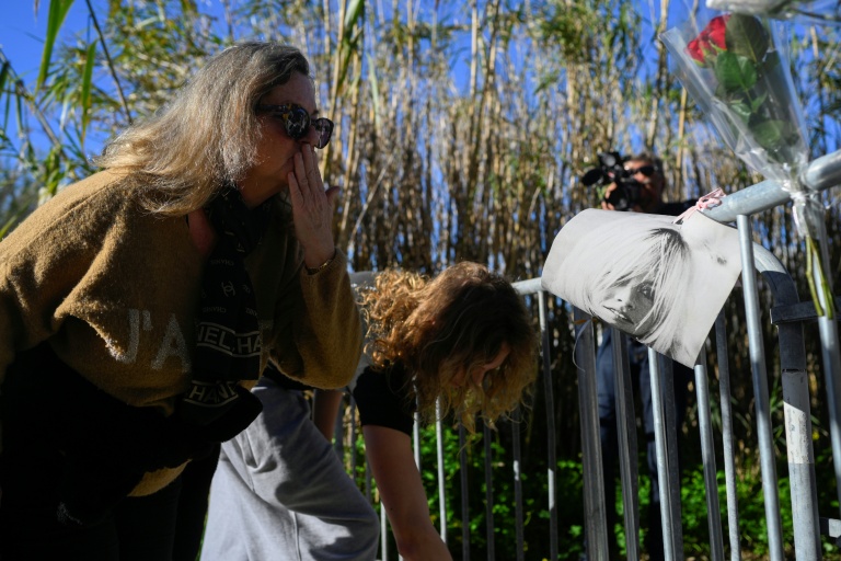 Une femme adresse un baiser à un portrait de Brigitte Bardot devant la propriété de la star décédée, le 28 décembre 2025 à Saint-Tropez