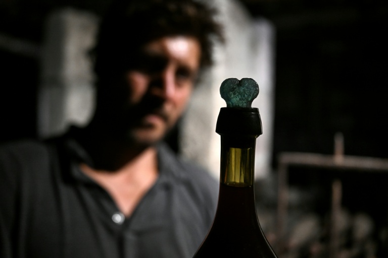 Le directeur et copropriétaire du domaine viticole Château Coutet Adrien David-Beaulieu devant une bouteille retrouvée dans une cave du château datant du XVIIIe siècle, à Saint-Emilion, le 7 septembre 2026