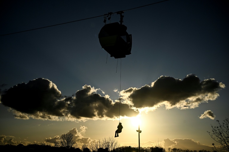 Des pompiers s'entraînent à évacuer des passagers du C1, le premier téléphérique d’Île-de-France, le 20 novembre 2025 à Limeil-Brévannes, dans le Val-de-Marne, avant son ouverture en décembre 