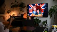 Une femme regarde la diffusion d'un épisode de "Harry & Meghan" sur Netflix, à Londres le 8 décembre 2022