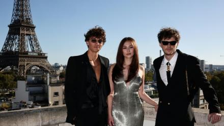 L'actrice Lola Tung entourée de Gavin Casalegno, à gauche, et Christopher Briney, à droite, acteurs de "L'été où je suis devenue jolie", le 17 septembre 2025 à Paris
