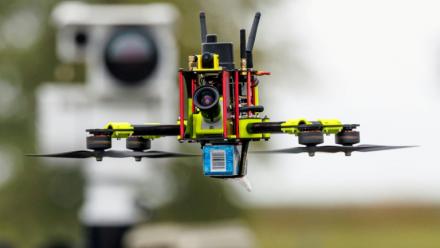 Un drone "chasseur" devant une unité de capteurs mobiles pour la détection de drones au Centre national de test pour les systèmes aériens sans pilote du Centre aérospatial allemand (DLR), lors d'une présentation du programme "Custodian" à Cochstedt, en Allemagne, le 8 octobre 2025