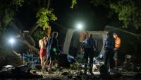 Des gendarmes contrôlent des touristes lors d'une opération de prévention contre les bivouacs illégaux susceptibles de provoquer un départ de feu, le 8 août 2026 autour du lac de Sainte-Croix, aux portes des Gorges du Verdon