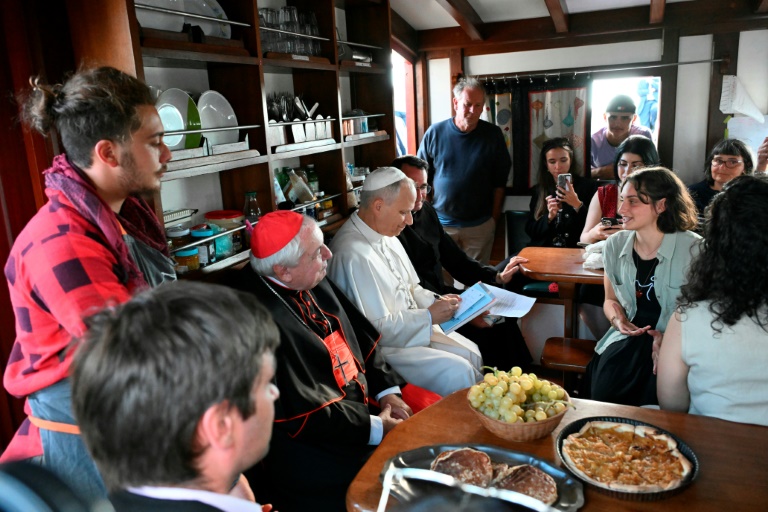 Le pape Léon XIV à côté du cardinal français Jean-Marc Aveline lors d'une visite du navire-école de paix