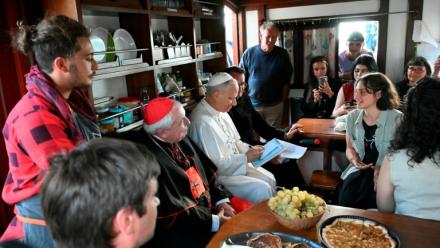Le pape Léon XIV à côté du cardinal français Jean-Marc Aveline lors d'une visite du navire-école de paix "MED 25 - Bel Espoir", dans le port d'Ostie près de Rome le 17 octobre 2025.