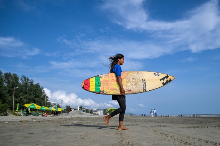 La surfeuse bangladaise Fatima Akhter sur la plage de Cox's Bazar, dans le sud-est du Bangladesh, le 19 juin 2026  