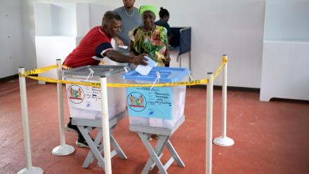 Des gens votent pour les élections législatives au Suriname, dans un bureau de vote de Paramaribo le 25 mai 2025