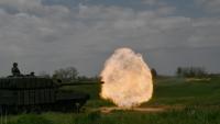 Un char ukrainien tire un obus, le 30 avril 2025 en Ukraine