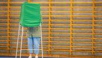 Une personne vote aux élections législatives en Suède, le 12 septembre 2026 à Nacka, dans le comté de Stockholm 