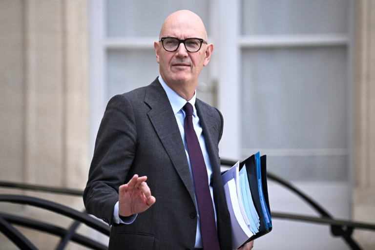 Le ministre de l'Économie Roland Lescure après le conseil des ministres à l'Élysée le 14 octobre