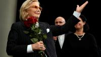 Sylvie Vartan fait un signe au public venu assister à la première d'un documentaire lui étant consacré, le 25 octobre 2025 à Sofia 