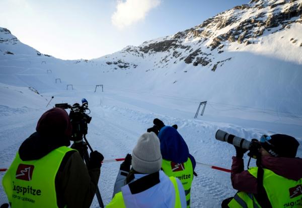 Des journalistes filment et photographient le téléski du Schneefernerkopf lors de son démantèlement à la station de ski de la Zugspitze, près de Garmisch-Partenkirchen, dans le sud de l’Allemagne, le 20 mars 2026 