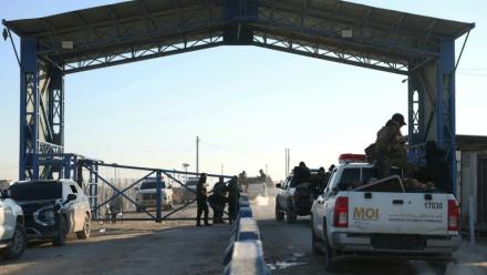 Des membres des forces de sécurité syriennes pénètrent à bord de leurs véhicules dans le camp d'Al-Hol, dans la province de Hassaké,  le 21 janvier 2026