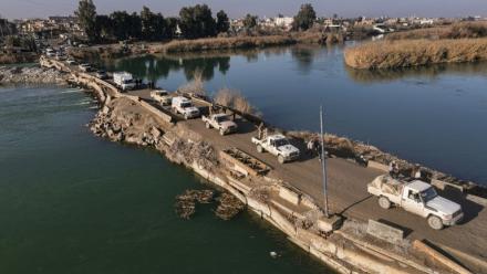 Des véhicules des forces gouvernementales syriennes traversent l'Euphrate, dans la province de Deir Ezzor,le 19 janvier 2026