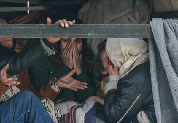 Des civils fuient en camion les quartiers kurdes de la ville d'Alep avant la reprise de bombardements par l'armée syriennne le 8 janvier 2026