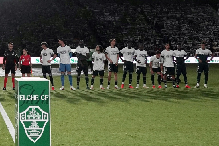 Les joueurs du Real Madrid arborent le maillot de soutien à Ceuta avant un match le 15 septembre 2026 à Elche. A droite sur la photo, Vinicius et Mbappé n'ont enfilé le t-shirt qu'à moitié, de même que Konate (troisième à partir de la gauche)