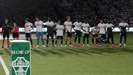 Les joueurs du Real Madrid arborent le maillot de soutien à Ceuta avant un match le 15 septembre 2026 à Elche. A droite sur la photo, Vinicius et Mbappé n'ont enfilé le t-shirt qu'à moitié, de même que Konate (troisième à partir de la gauche)