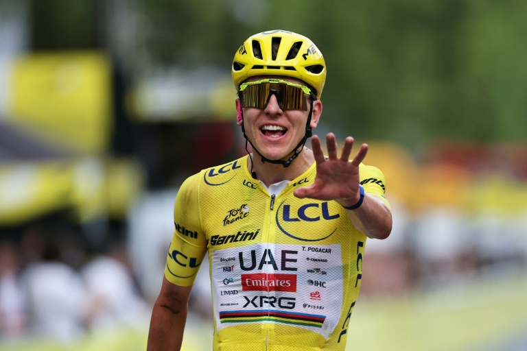Tadej Pogacar célèbre son cinquième sacre au Tour de France après la 21e étape du Tour de France 2026 sur les Champs-Élysées le 26 juillet 2026