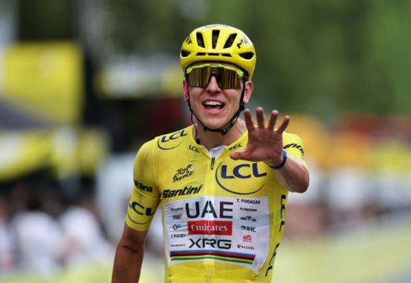Tadej Pogacar célèbre son cinquième sacre au Tour de France après la 21e étape du Tour de France 2026 sur les Champs-Élysées le 26 juillet 2026
