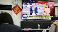 Une télévision diffuse un reportage dans un restaurant de Taipei, le 14 mai 2026, à Taïwan, montrant la rencontre entre le président américain Donald Trump et le président chinois Xi Jinping à Pékin