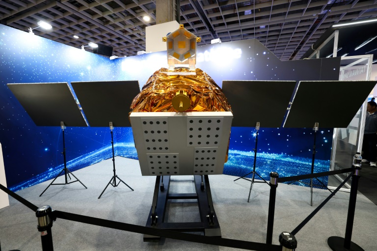 Une maquette du Beyond 5G LEO Satellite, le premier programme expérimental de communication par satellite de Taïwan, réalisé par l'Agence spatiale de Taïwan (TASA), présenté lors de l'exposition sur l'aérospatiale et la technologie de défense à Taipei, le 18 juillet 2025.