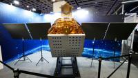 Une maquette du Beyond 5G LEO Satellite, le premier programme expérimental de communication par satellite de Taïwan, réalisé par l'Agence spatiale de Taïwan (TASA), présenté lors de l'exposition sur l'aérospatiale et la technologie de défense à Taipei, le 18 juillet 2025.