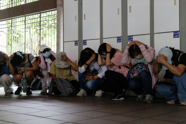 Des habitants réfugiés dans une station de métro souterraine lors d'une simulation d'attaque à Taipei, le 13 août 2026 sur l'île de Taïwan