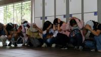 Des habitants réfugiés dans une station de métro souterraine lors d'une simulation d'attaque à Taipei, le 13 août 2026 sur l'île de Taïwan