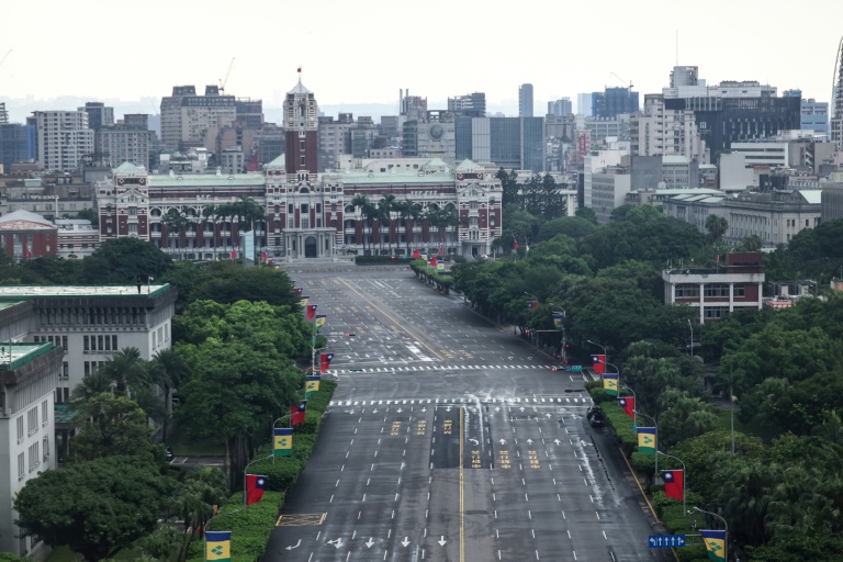 Le boulevard Ketagalan désert devant le bâtiment du bureau présidentiel de Taïwan lors du'n exercice de défense aérienne à Taipei, le 13 août 2026