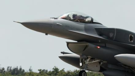 Un chasseur F-16V nouvellement acquis atterrit à la base aérienne de Chihhang, à Taitung, à Taïwan, le 2 octobre 2026