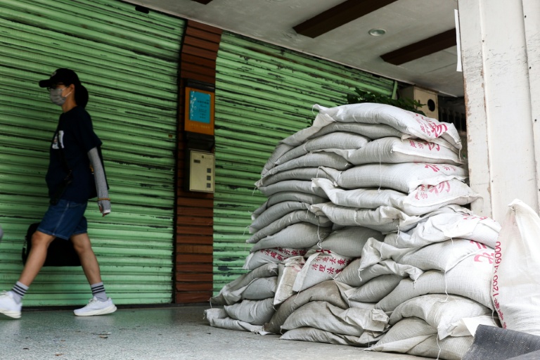 Des sacs de sable avant l'arrivée annoncée du typhon Bavi à Taipei le 9 juillet 2026