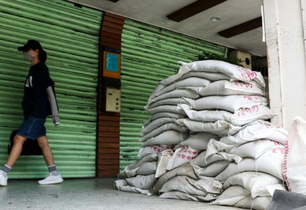 Des sacs de sable avant l'arrivée annoncée du typhon Bavi à Taipei le 9 juillet 2026
