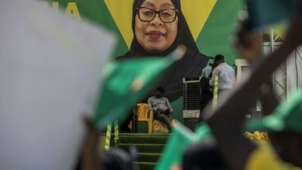 Portrait de la présidente sortante et candidate à la présidentielle en Tanzanie Samia Suluhu Hassan lors d'un meeting à Stone Town (Tanzanie), le 26 octobre 2025