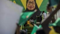 Portrait de la présidente sortante et candidate à la présidentielle en Tanzanie Samia Suluhu Hassan lors d'un meeting à Stone Town, le 26 octobre 2025