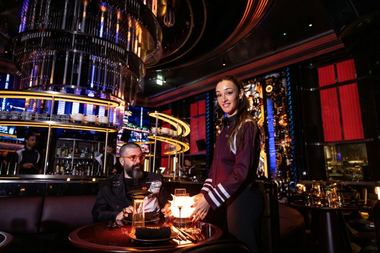 Une serveuse au Woohoo, un restaurant qui se prévaut d'être piloté par le premier 