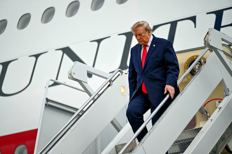 Le président américain Donald Trump quitte l'avion présidentiel Air Force One, le 27 octobre 2026 à Lubbock aux Etats-Unis