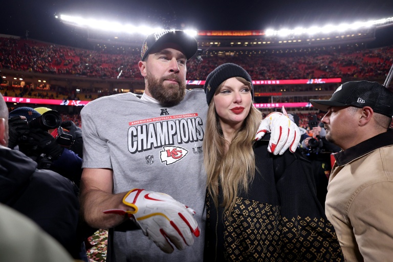 Taylor Swift (g) et Travis Kelce, le 26 janvier 2025 à Kansas City (Missouri), aux Etats-Unis